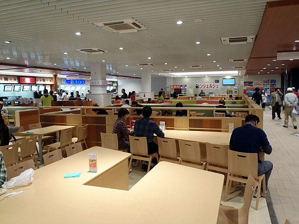 談合坂ＳＡの休憩スペース